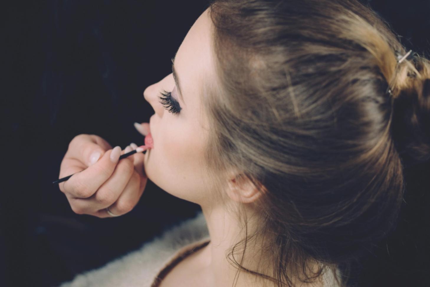 Professionista che applica tecniche di taglio seguendo le guide pratiche